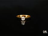 gros plan d'une bague en diamant sur une surface noire