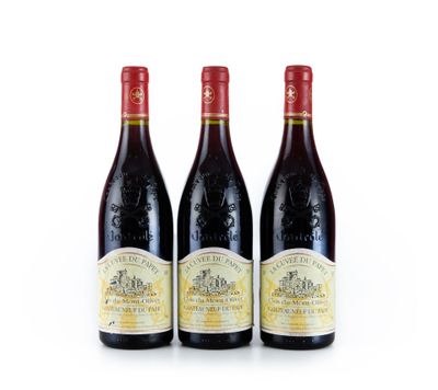 trois bouteilles de vin rouge sur fond blanc