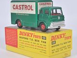 un petit camion vert posé sur une boîte