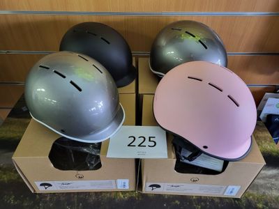 trois casques posés sur des cartons
