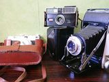 deux appareils photo et un sac posés sur une table