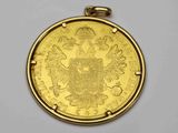 gros plan d'une pièce d'or portant des armoiries