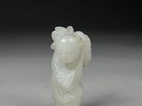 Figurine chinoise en jade sculpté représentant une femme portant un panier sur la tête