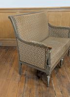 Banquette en bois sculpté laqué gris, le dossier renversé, l… (photo 6)