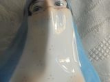 une figurine représentant une femme portant un voile sur la tête