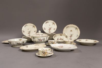 beaucoup d'assiettes et de bols posés sur une table