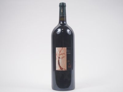 la bouteille de vin est posée sur une surface blanche