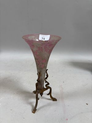 un vase en verre posé sur un socle, avec une étiquette de prix dessus