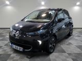 la photo d'une voiture noire garée dans un garage