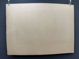 un gros plan sur une feuille de papier accrochée au mur