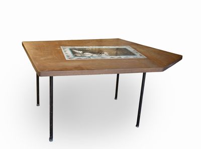 une image représentant une table en bois sur laquelle est posé un tableau