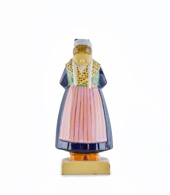 une figurine représentant une femme en robe rose