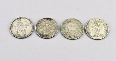 quatre types de pièces différents sont présentés sur une surface blanche
