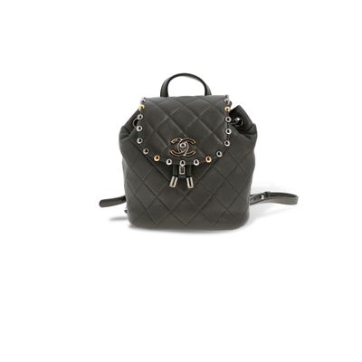 sac à dos noir matelassé, avec des détails métalliques et des boucles sur le devant