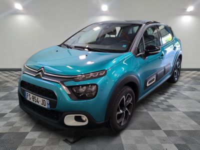 une citrole bleue garee sur le sol en damier d'un garage