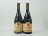 deux bouteilles de vin posées l'une à côté de l'autre sur une table