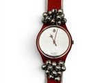 une image montrant un gros plan d'une montre-bracelet ornée de clochettes