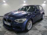 une photo d'une BMW bleue dans un showroom