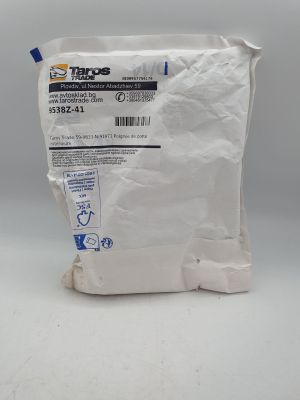 un paquet de papier toilette posé sur une table