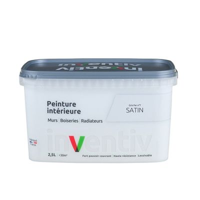 un récipient blanc muni d'un couvercle noir, posé sur une surface blanche