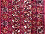 un tapis rouge avec un motif dessus