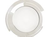 une assiette blanche ornée d'un motif circulaire