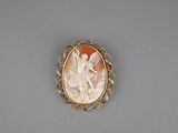 une image représentant une broche-camaïeu en or et blanc ornée d'anges