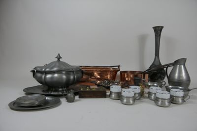 beaucoup d'objets en argent qui se trouvent sur la table