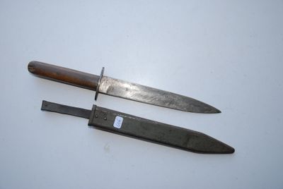 deux couteaux sont posés côte à côte sur une surface blanche
