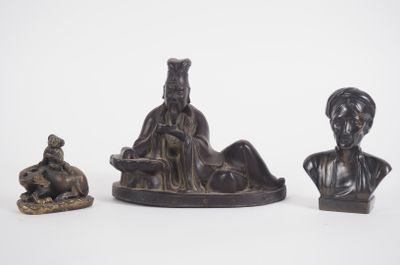 trois figurines en bronze représentant un homme, une femme et un chien