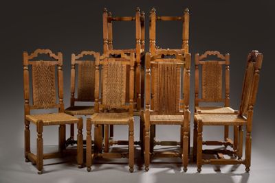 Suite de dix chaises en hêtre teinté à montant à section car…