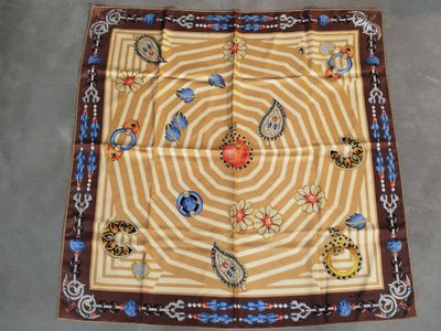 une photo d'un foulard carré orné d'un motif