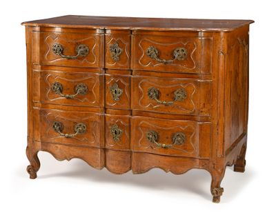 une image représentant une commode en bois comportant de nombreux tiroirs