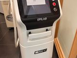 une machine qui se trouve dans le coin d'une pièce