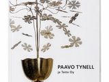 un livre blanc sur lequel est posé un vase doré