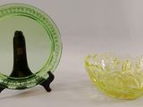 un bol en verre vert à côté d'une assiette en verre jaune