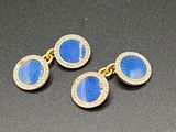 deux paires de boucles d'oreilles en émail bleu et diamants sur un fond noir