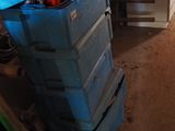 une pièce dans laquelle se trouvent plein de cartons