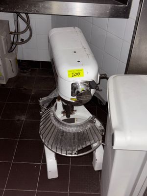 un appareil qui se trouve dans une cuisine, à côté d'un évier