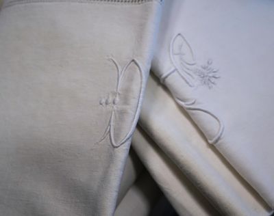 un gros plan sur un pantalon orné d'un oiseau brodé
