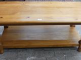 une table en bois posée à même le sol