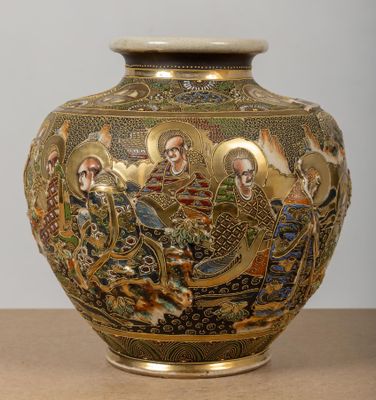 un vase avec un tableau posé sur une table