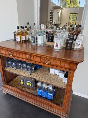 une table en bois sur laquelle sont posées des bouteilles d'alcool