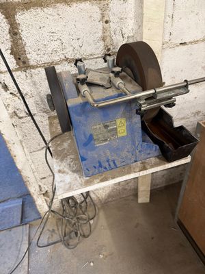 une machine posée sur une table dans une pièce
