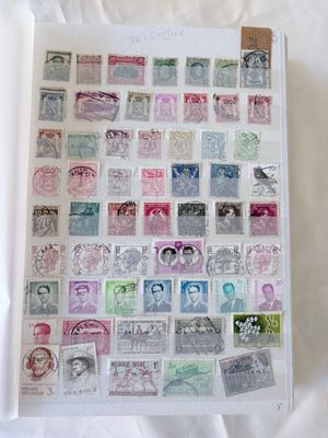 une photo d'une collection de timbres sur une feuille de papier
