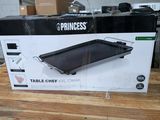 une boîte contenant une grille, posée sur une table