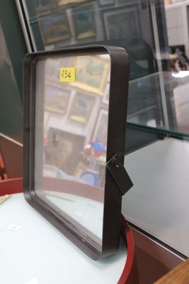 une photo d'un miroir posé sur une table