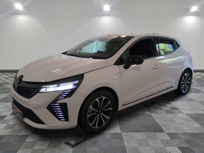 Une voiture blanche est garée dans une pièce dont le sol est en damier.