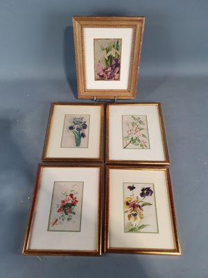 quatre tableaux représentant des fleurs, dans des cadres dorés, sur un fond bleu