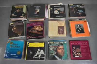 beaucoup de livres sur la table